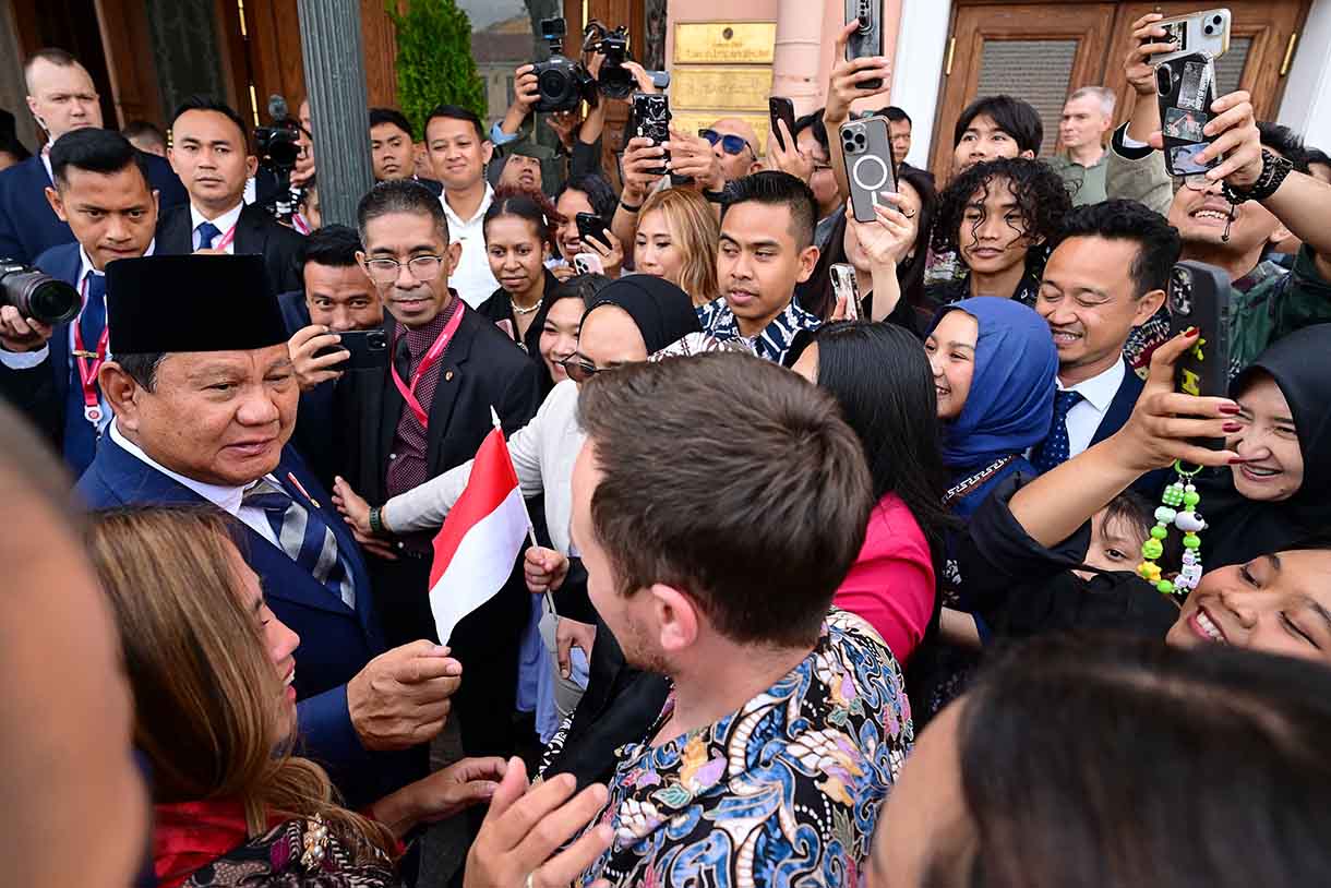 Presiden Prabowo Subianto (kiri) menyapa mahasiswa dan diaspora Indonesia usai tiba di hotel tempat Presiden menginap di St. Petersburg, Rusia, Rabu (18/6/2025). (Biro Pers)