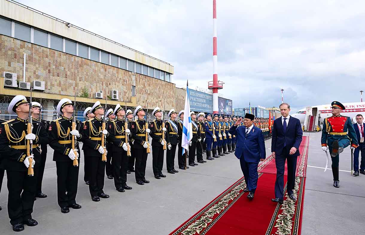 Presiden Prabowo Subianto (ketiga kanan) memberi hormat setibanya di Terminal VVIP Bandar Udara Internasional Pulkovo, St. Petersburg, Rusia, Rabu (18/6/2025). (Biro Pers)