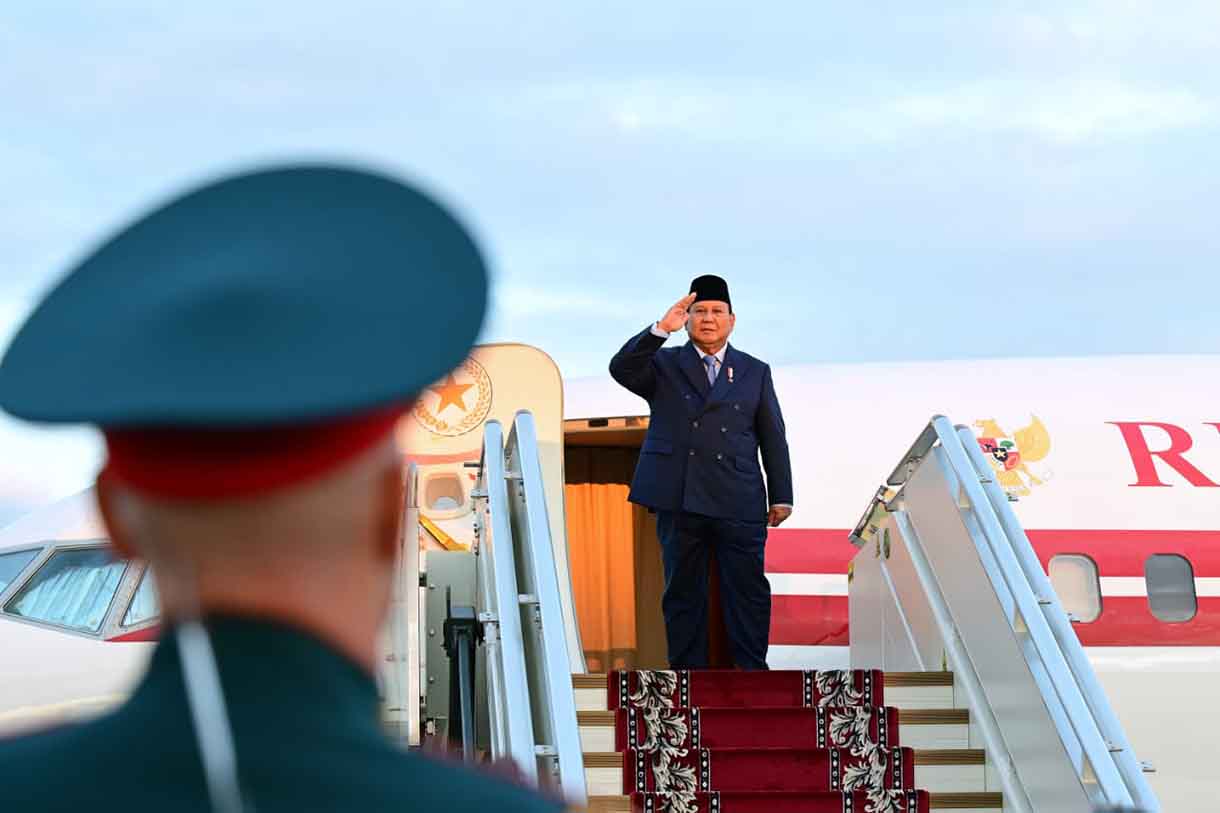 Presiden Prabowo Subianto memberikan sikap hormat sebelum memasuki pesawat kepresidenan untuk bertolak kembali ke Indonesia dari Bandar Udara International Pulkovo di St. Petersburg, Rusia, Jumat (20/6/2025).  (Biro Pers)