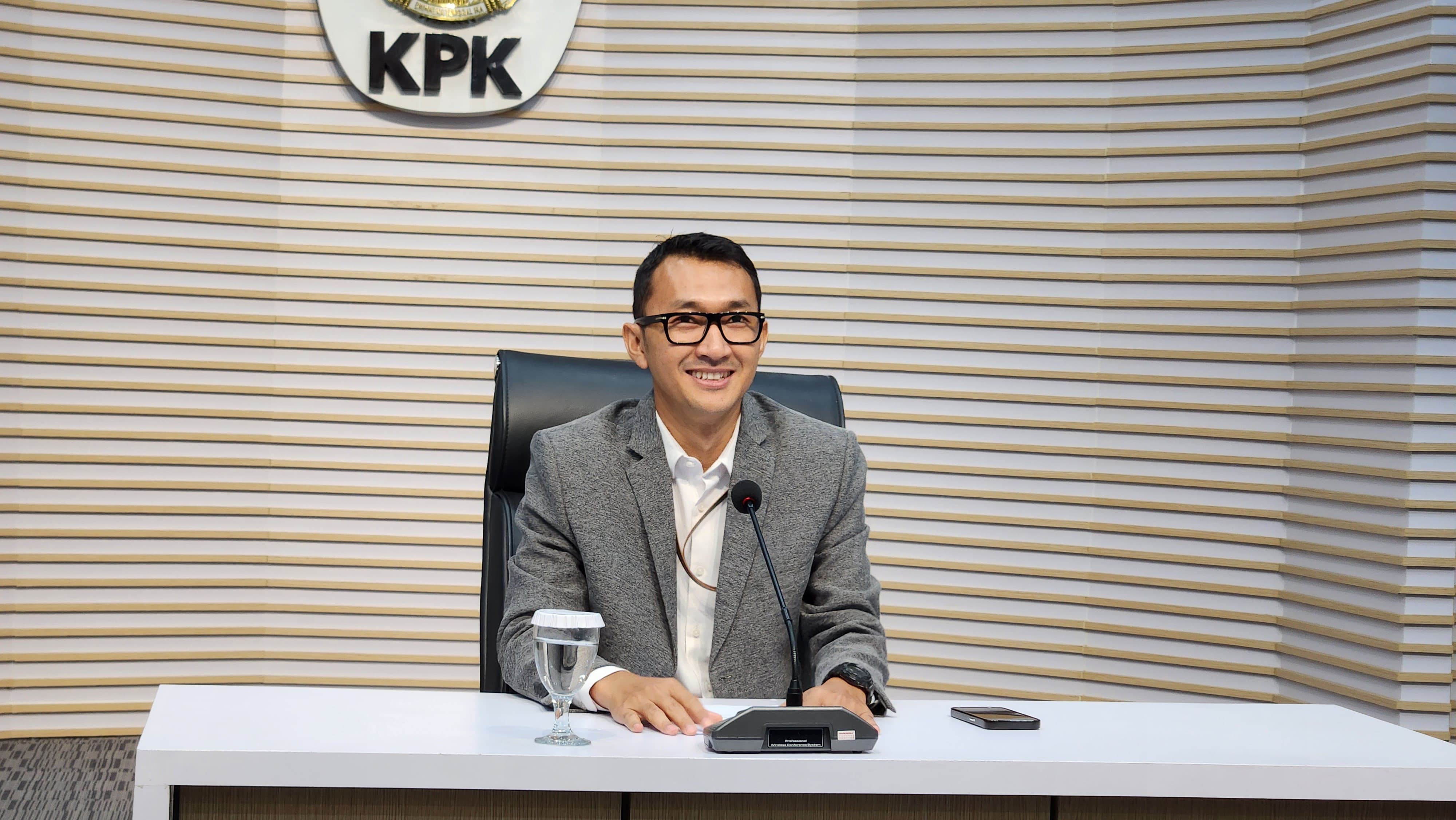 Jubir KPK Budi Prasetyo memberikan keterangan kepada wartawan. (BeritaNasional/Panji)