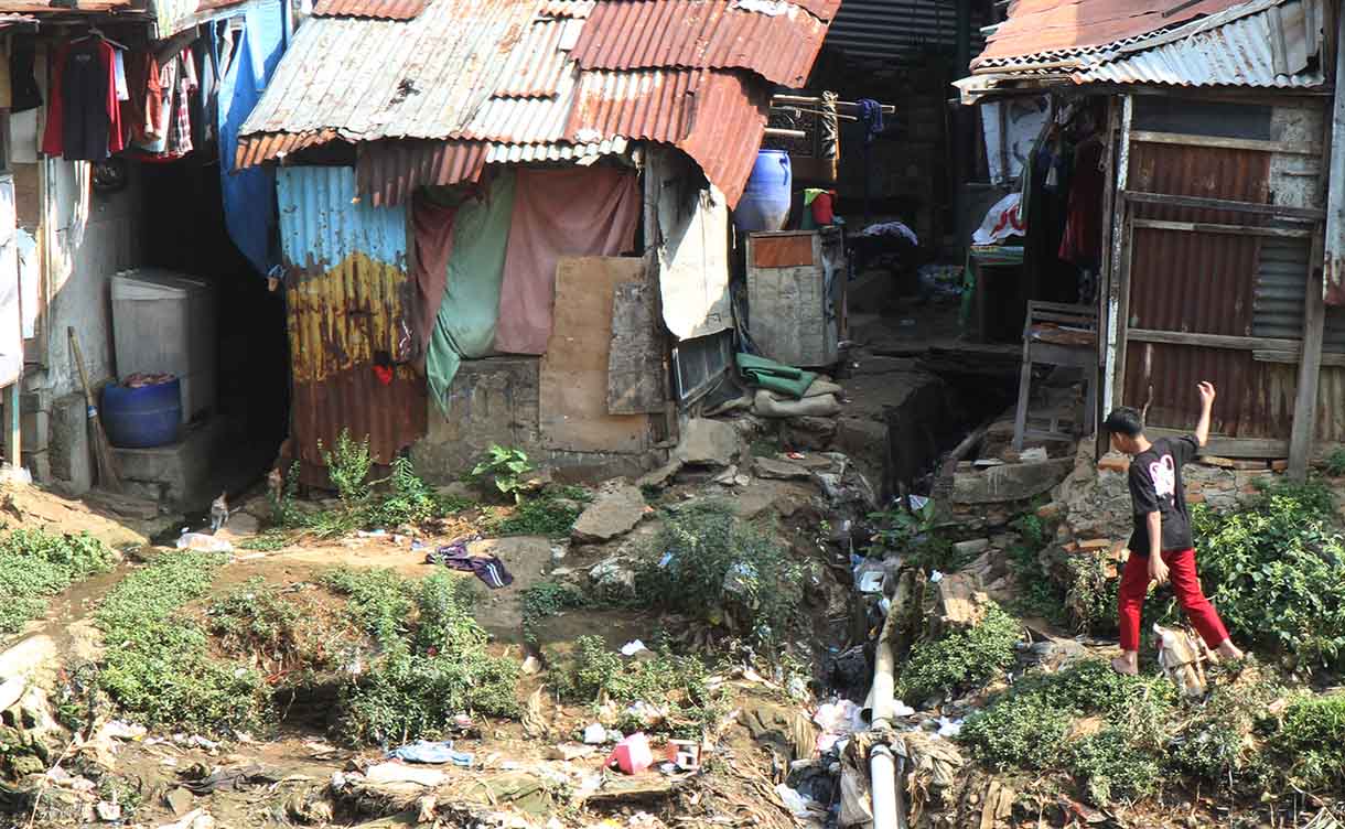 Warga manggarai beraktfitas di pinggir kali ciliwung, Jakarta, Mimggu (8/6/2025). (Beritanasional.com/Oke Atmaja)