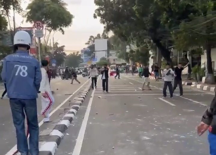 Puluhan Pemuda Tawuran di Jalan Saharjo Jaksel, Polisi Turun Tangan. (Foto/istimewa).