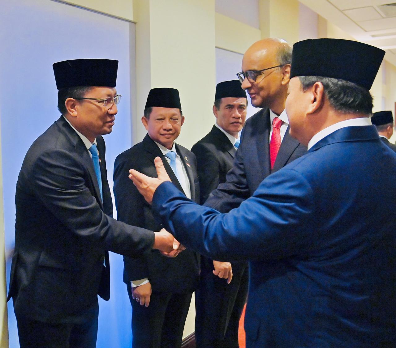 Presiden Prabowo Subianto memerkenaalkan Menteri Hukum Supratman Andi Agtas di Singapura. (BeritaNasional/dok Kemenkum)