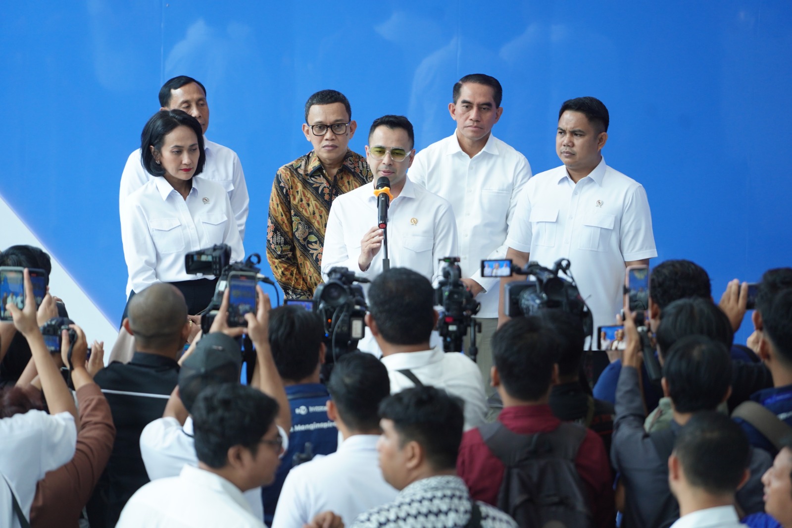 Utusan Khusus Presiden bidang Pembinaan Generasi Muda dan Pekerja Seni, Raffi Ahmad memberikan arahan kepada  301 CPNS baru KemenP2MI. (BeritaNasional/Elvis Sendouw/HO Hms P2MI)