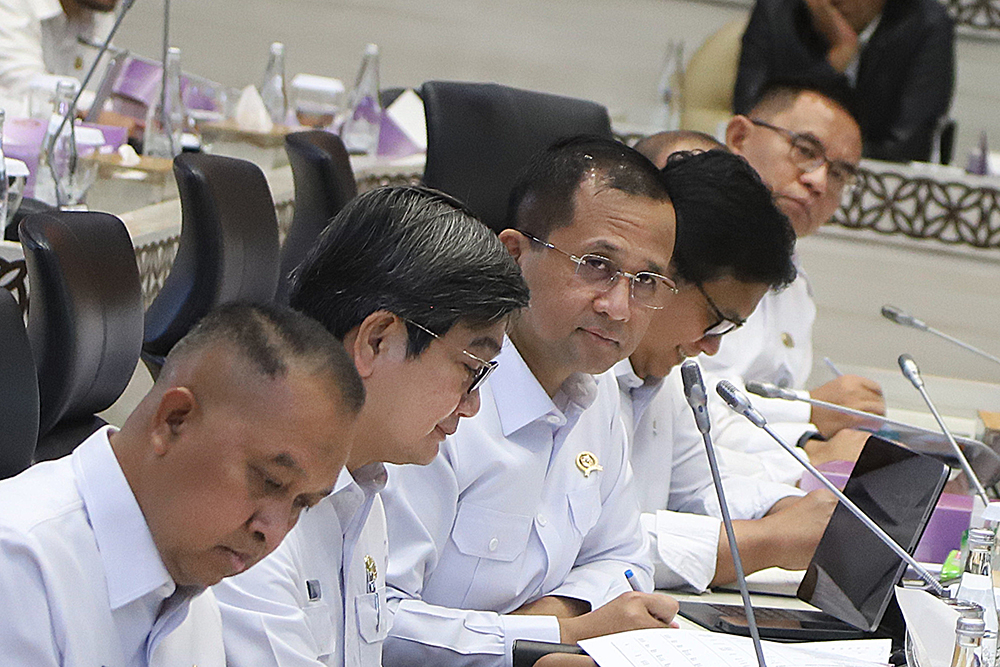 Rapat kerja Komisi V dengan Menteri Transmigrasi Muhammad Iftitah Sulaiman bahas pengelolaan dan status kawasan transmigrasi. (BeritaNasional/Elvis Sendouw)