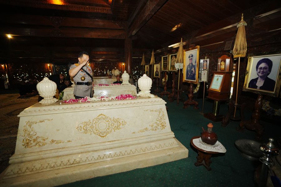 Kapolri Jenderal Listyo Sigit Prabowo melakukan ziarah ke makam Presiden ke-2 RI, Soeharto. (Foto/doc. Humas Polri)