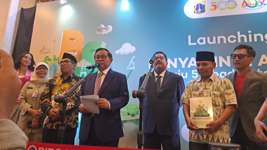 Gubernur dan Wakil Gubernur Jakarta Pramono-Rano bersama para mantan gubernur dalam Perayaan Bentang Harapan. (BeritaNasional/Lydia)