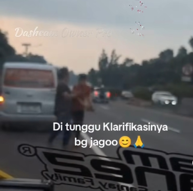 Tangkapan layar aksi koboi sopir todongkan pistol di Tol Cipularang. (BeritaNasional/Bachtiarudin Alam)