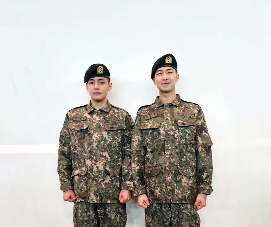RM dan V BTS menuntaskan tugas wajib militer. (Foto/Instagram Eyesmag)
