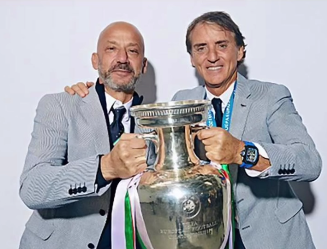 Pelatih Roberto Mancini (kanan) saat mengangkat trofi Euro bersama Timnas Italia. (Foto/Instagram Roberto Mancini)