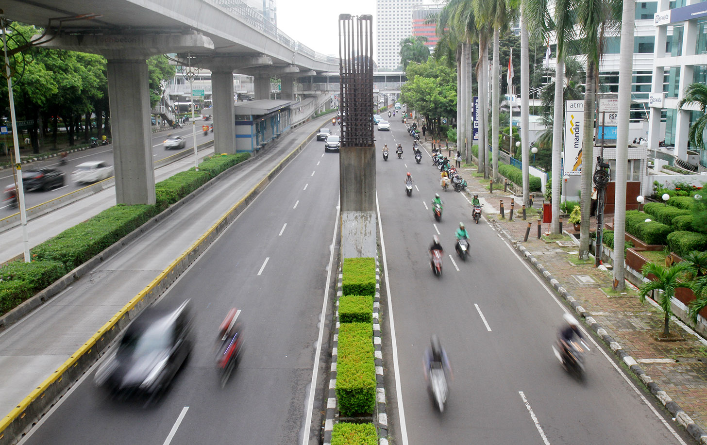 Tiang monorel yang membentang sepanjang jalan di Kuningan, Jakarta. (BeritaNasioan/Oke Atmaja)