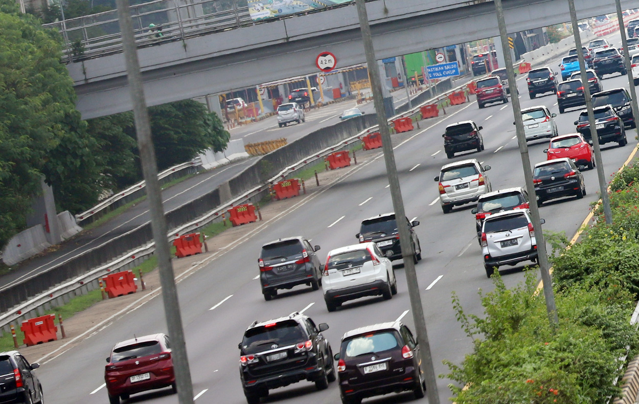 Sejumlah pengendara melintas di jalan tol. (BeritaNasional/Elvis)