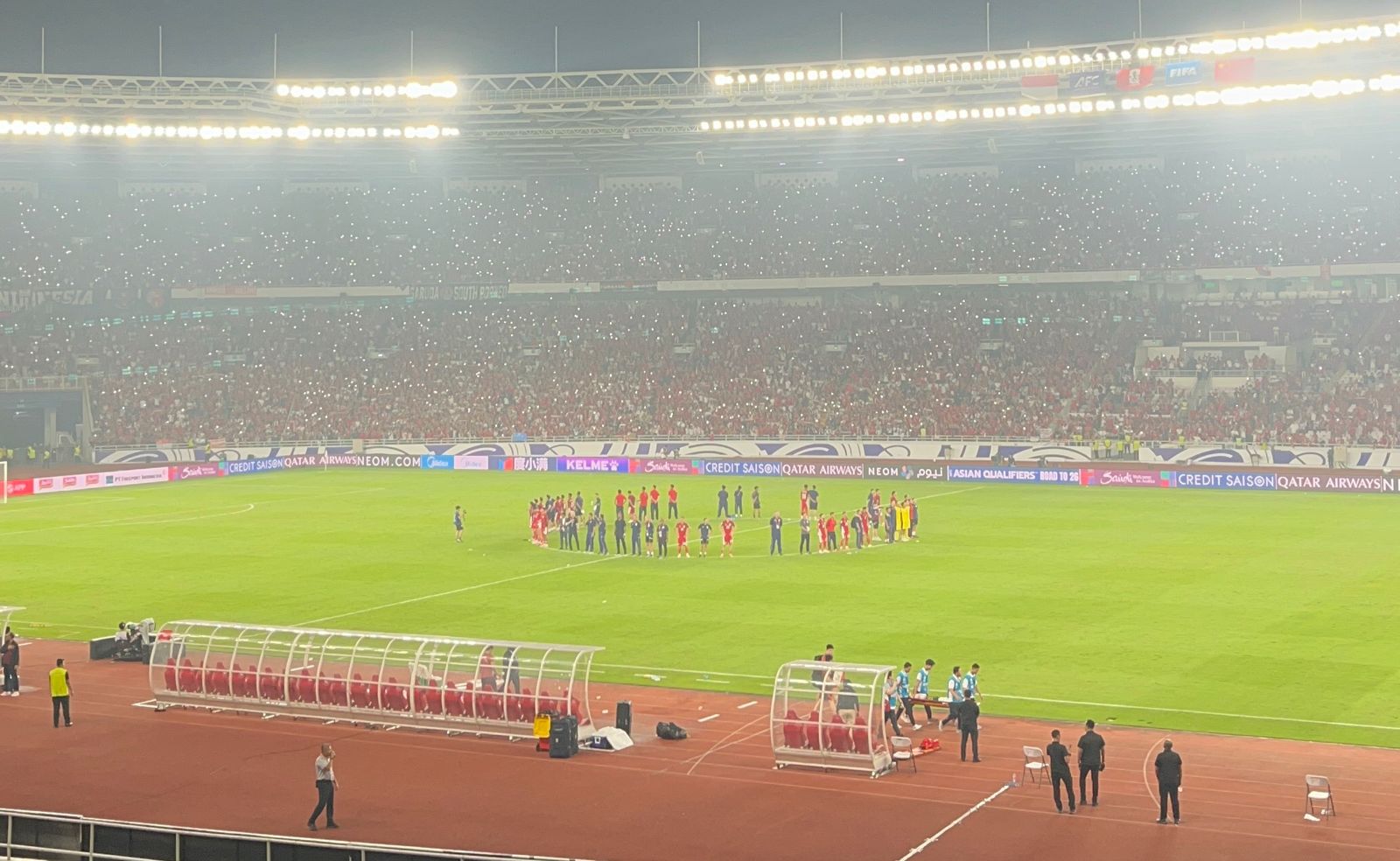Seluruh pemain, pelatih, staf, dan ofisial Timnas Indonesia berselebrasi merayakan kemenangan atas China di SUGBK, Jakarta. (BeritaNasional/Harits Tryan)