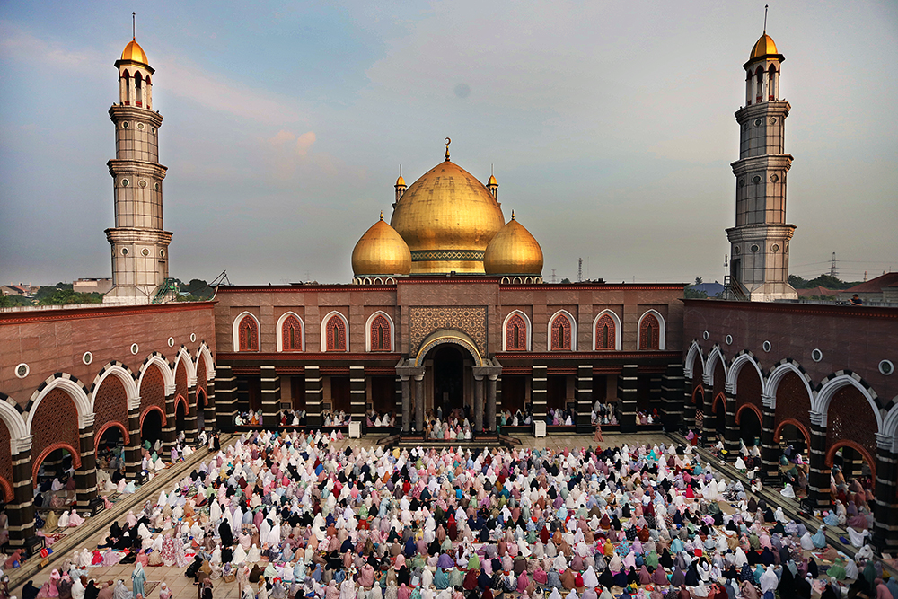 Umat muslim dari berbagai daerah Jabodetabek melakukan shalat Idul Adha di Mesjid Kubah Emas, Depok. (BeritaNasional/Elvis Sendouw)