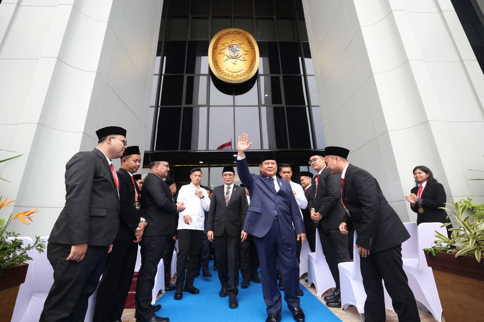 Presiden Prabowo Subianto melambaikan tangan di gedung Mahkamah Agung Jakarta. (BeritaNasional/setpres)