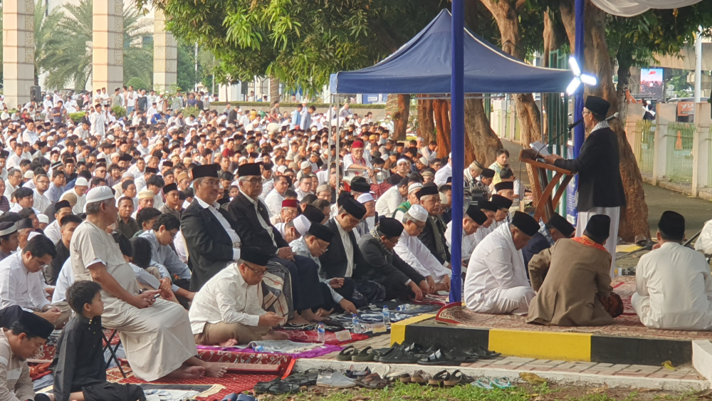 Suasana salat Idul Adha di Masjid Al Azhar yang dihadiri tokoh nasional Anies Baswedan dan Jimly Asshiddiqie. (BeritaNasional/Bachtiarudin Alam)