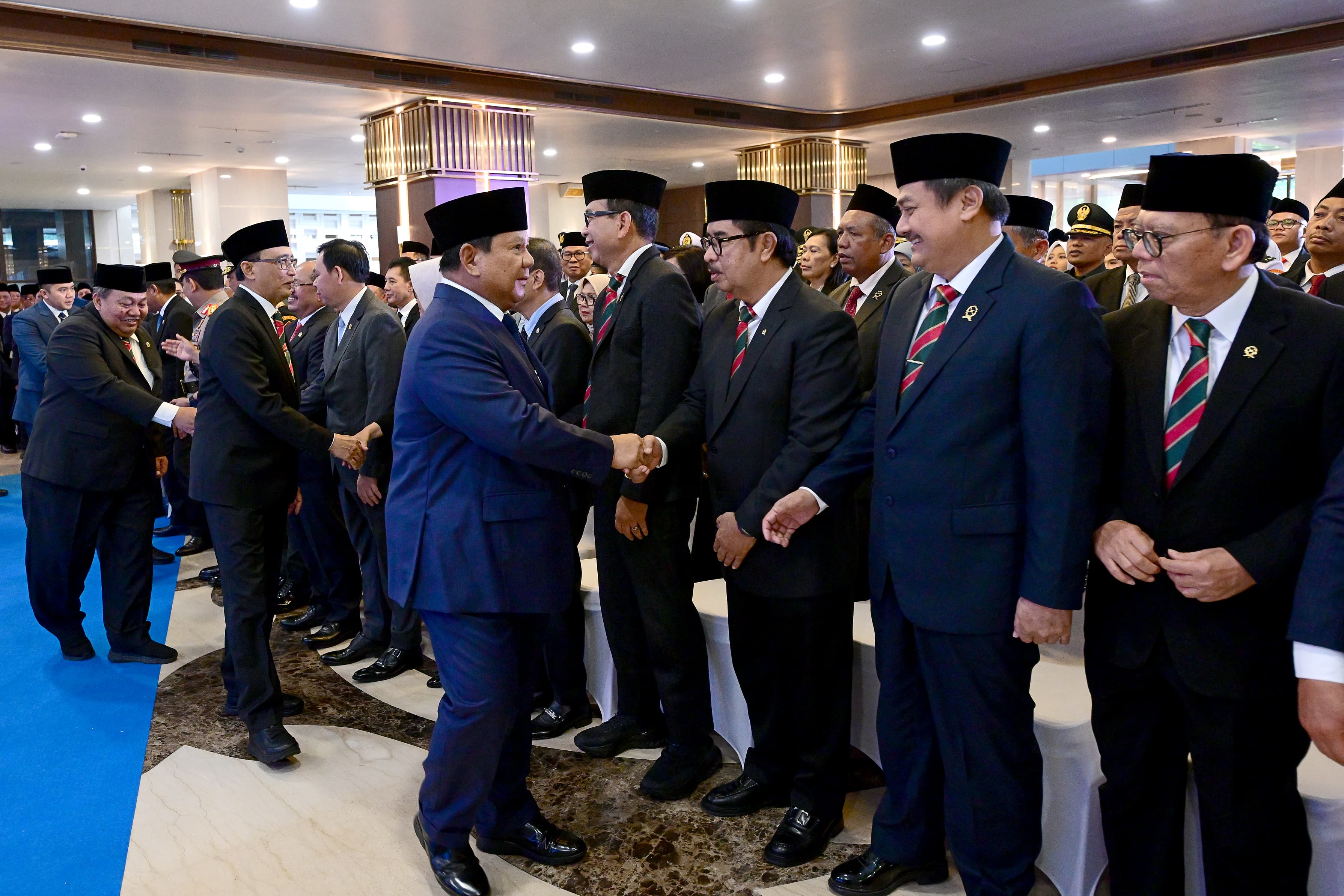 Presiden Prabowo Subianto bersalaman kepada para hakim setelah Pengukuhan Hakim di Mahkamah Agung Jakarta. (BeritaNasional/Oke Atmaja)