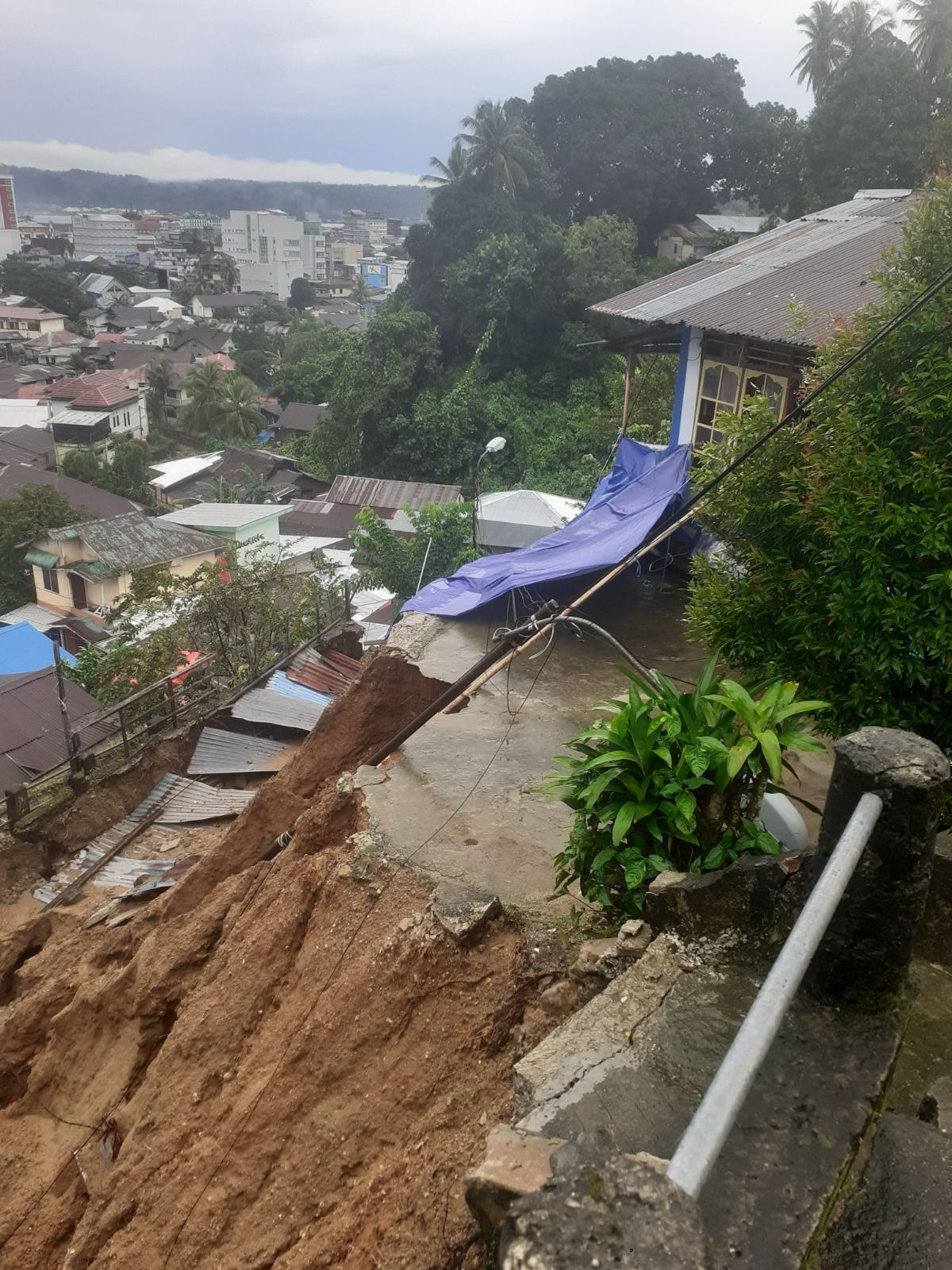 Pemukiman warga yang diterjang hujan dan tanah longsor di Ambon. (BeritaNasional/BNPB)