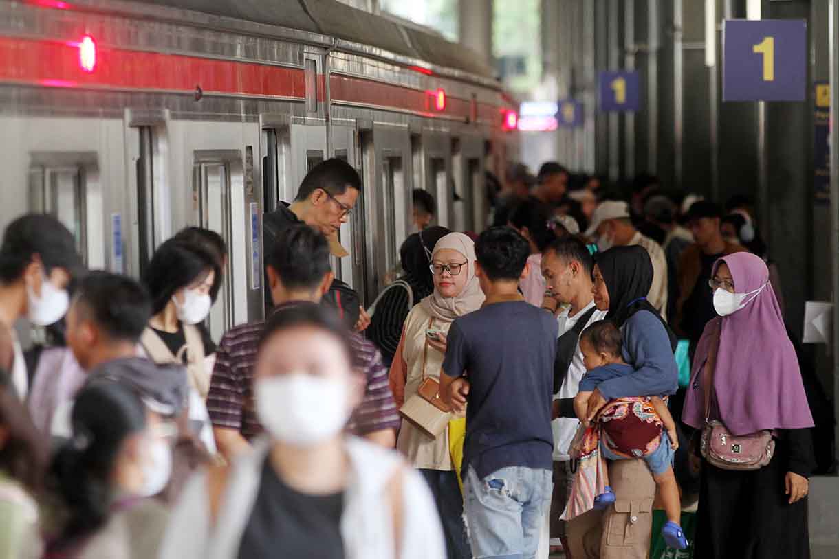 Calon penumpang menunggu kedatangan KRL Commuter Line di Stasiun Tanah Abang, Jakarta, Sabtu (28/6/2025). (Beritanasional.com/Oke Atmaja)