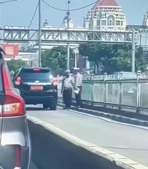 Terekam mobil dinas masuk jalur Transjakarta. (Foto/Istimewa)