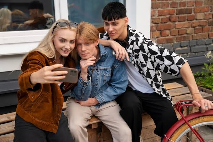Tidak Melulu Mengeluh, Kenali Gen Z dan Karakteristiknya Ilustrasi Gen Z (BeritaNasional/Freepik)