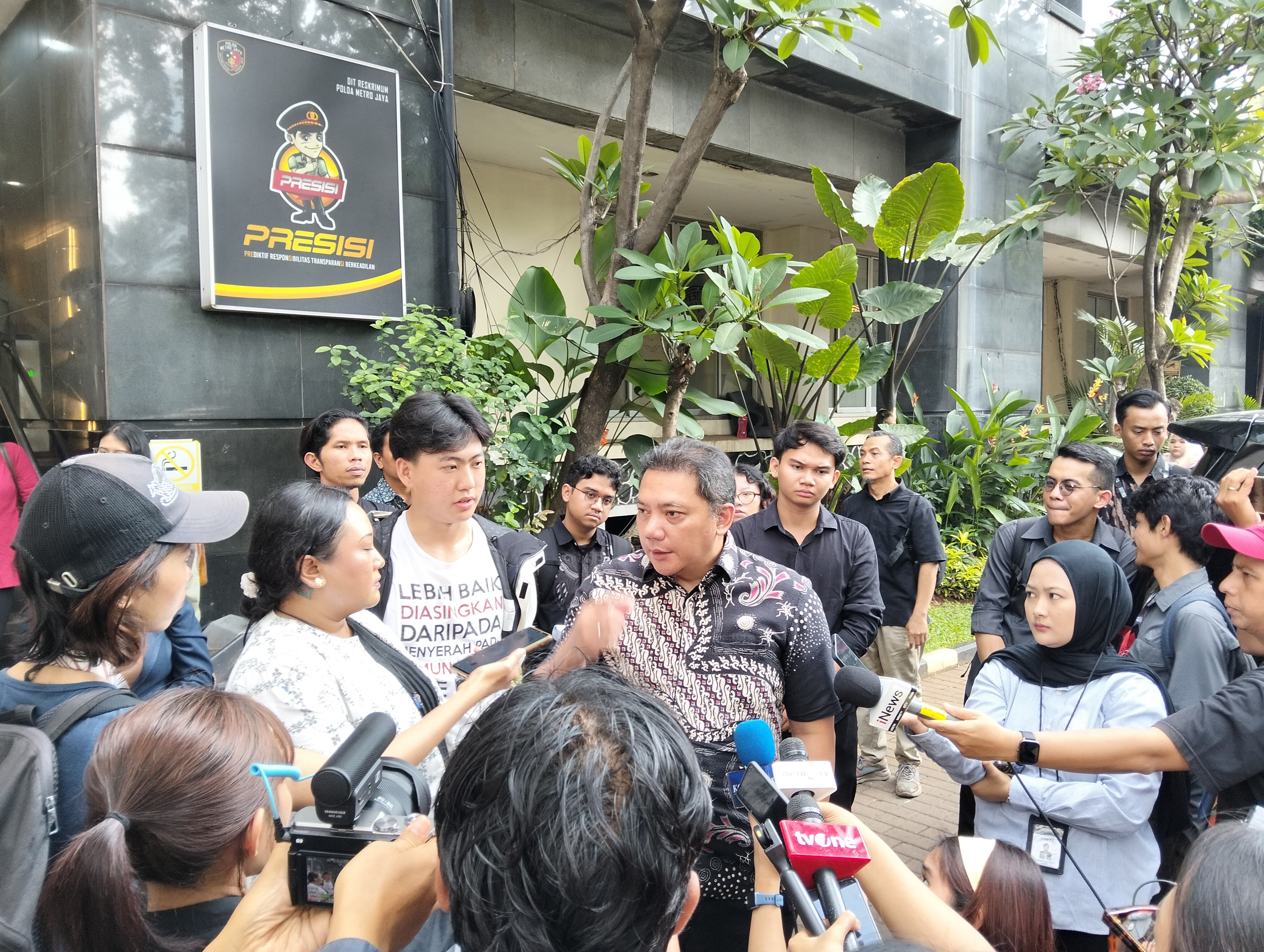 Tim Advokasi untuk Demokrasi (Taud) saat diwawancarai di Polda Metro Jaya. (BeritaNasional/Bachtiar)
