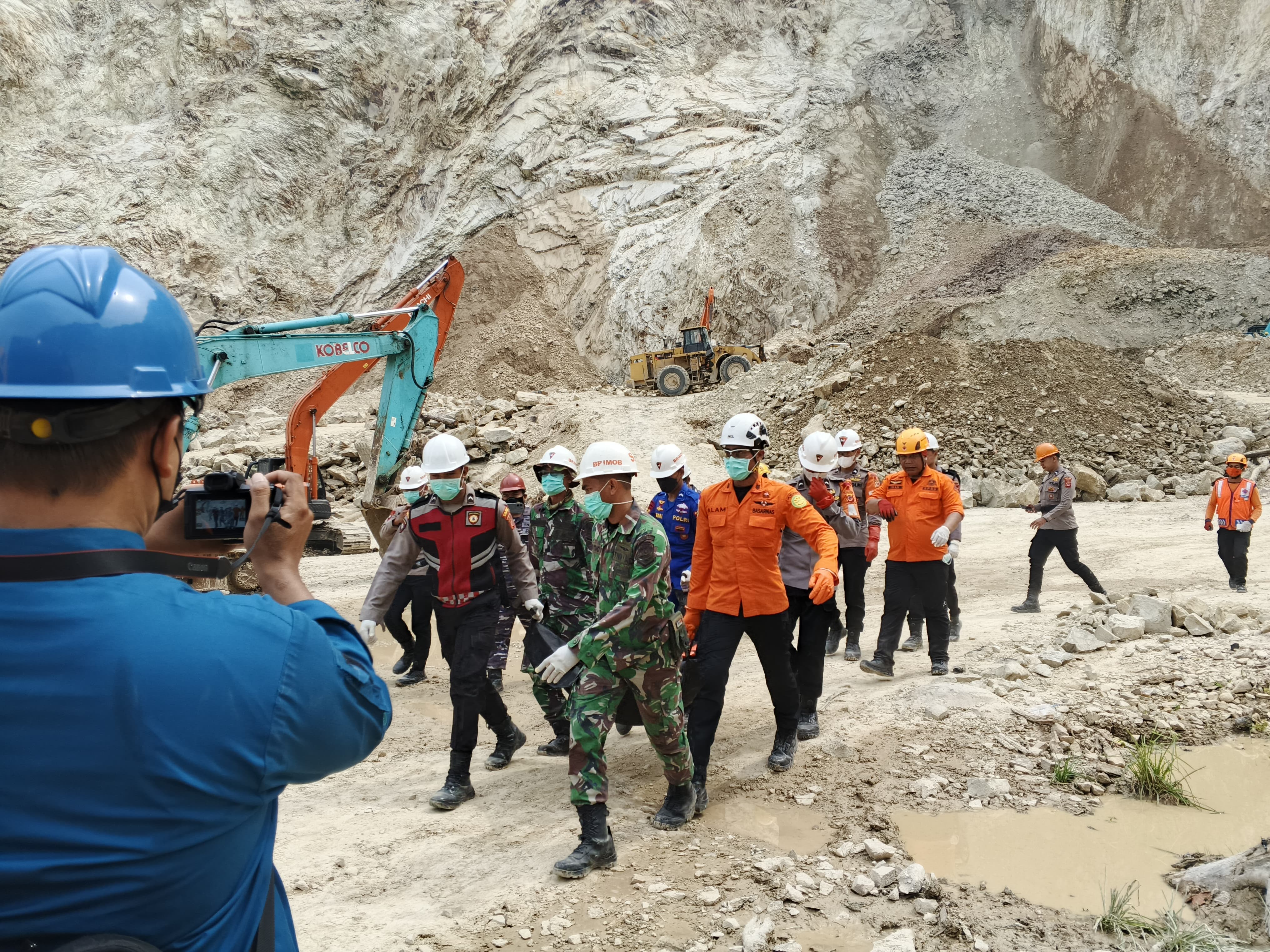 Tim Sar evakuasi korban yang terjadi di tambang galian C. (Foto/istimewa)