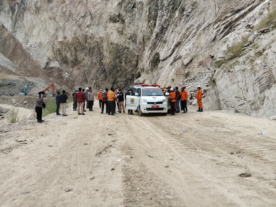 Suasana longsor di kawasan tambang galian C Gunung Kuda, Desa Cipanas, Kecamatan Dukupuntang, Kabupaten Cirebon, pada Sabtu (31/5/2025). (Foto/Doc. BNPB)
