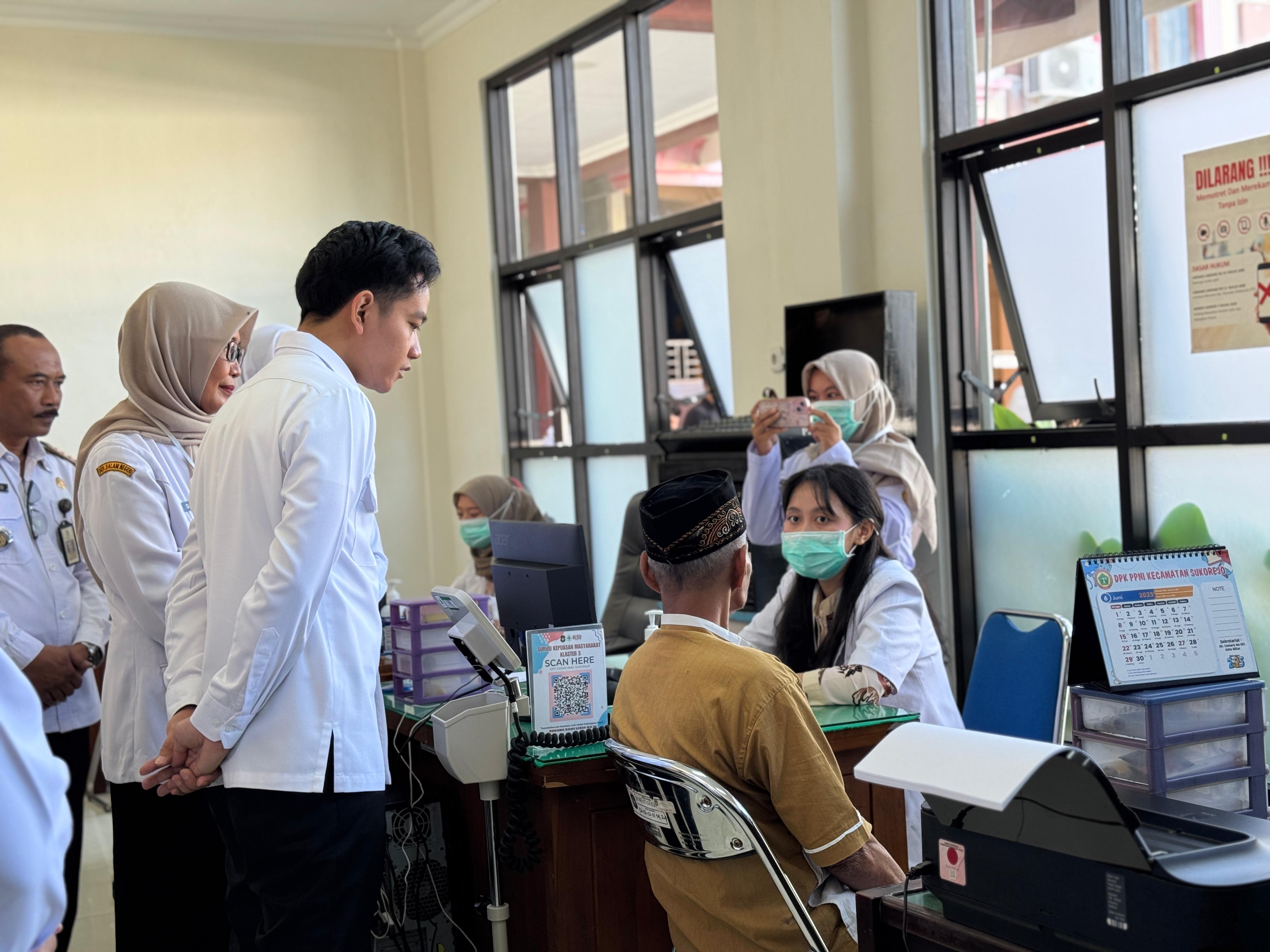 Wakil Presiden (Wapres) Gibran Rakabuming saatt meninjau pelaksanaan CKG di Puskesmas Sukorejo. (BeritaNasional/Elvis Sendouw/HO Setwapres)
