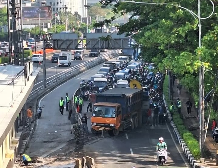Jalan Gatot Subroto Macet Tadi Pagi, Ternyata Akibat Truk Tabrak Separator Transjakarta Truk menabrak separator Transjakarta. (Foto/Istimewa)