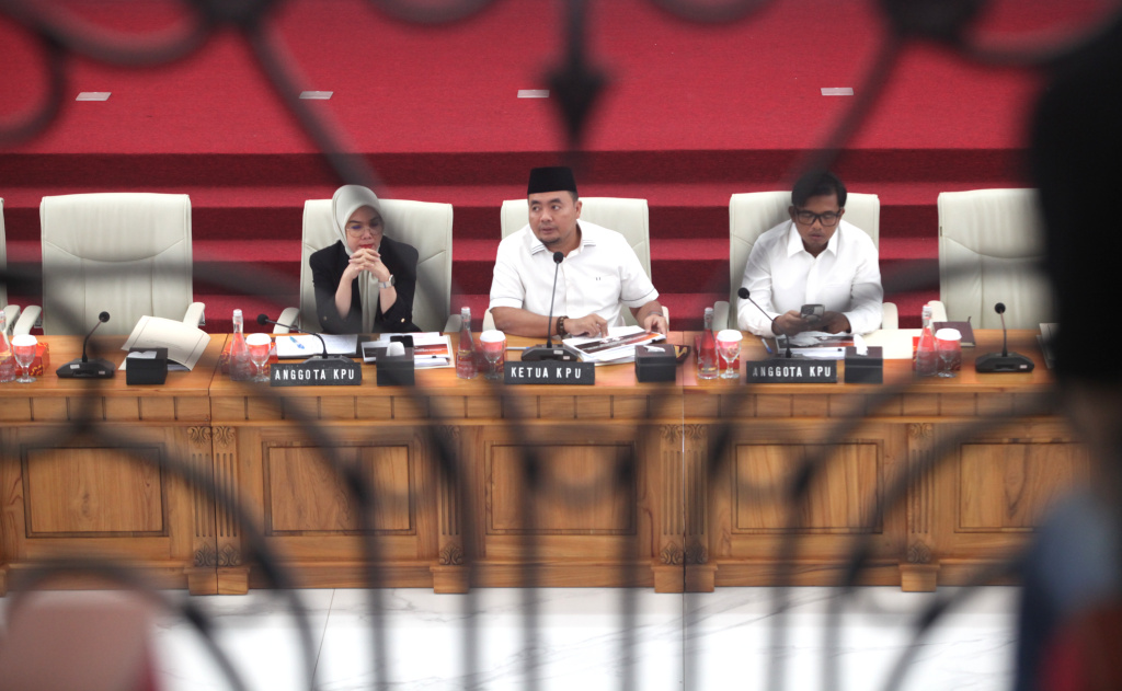 Ketua KPU Mochammad Afifudin (tengah) bersama Anggota KPU Idham Holik (kanan) dan Iffa Rosita (kiri) memberikan paparan saat uji publik rancangan Peraturan KPU tentang Penggantian Antarwaktu (PAW) Anggota DPR, DPRD Provinsi dan DPRD Kabupaten/Kota di Kantor KPU, Jakarta, Selasa (24/6/2025). (Beritanasional.com/Oke Atmaja)