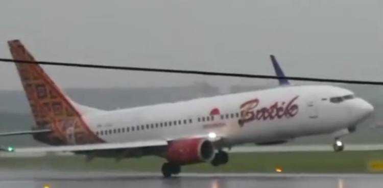 Pesawat Batik Air mendarat di bandara Soeta Jakarta dengan posisi miring. (BeritaNasional/instagram)
