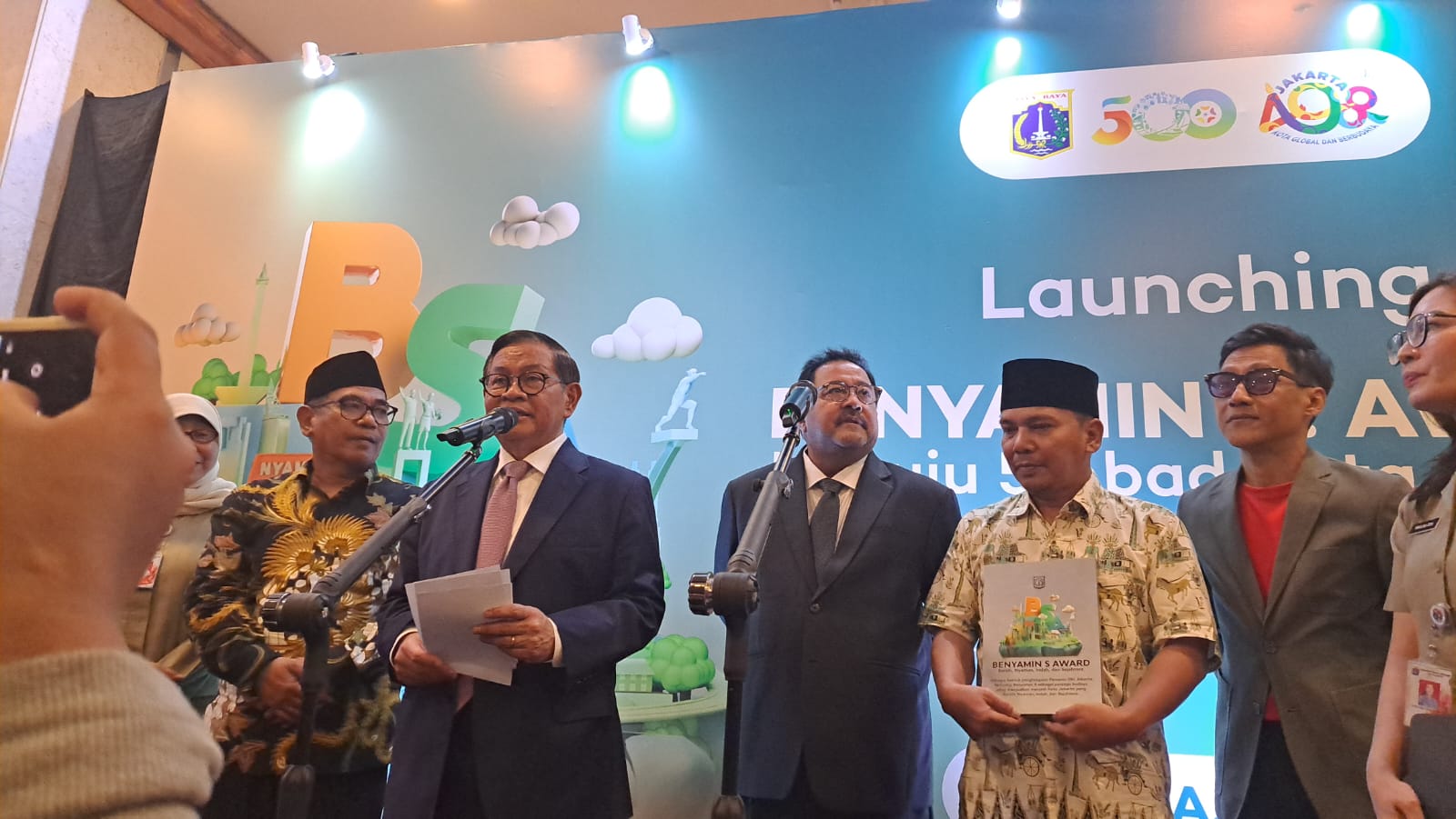 Wagub Jakarta Rano Karno (empat dari kanan) saat peluncuran Benyamin S Award. (BeritaNasional/Lydia)