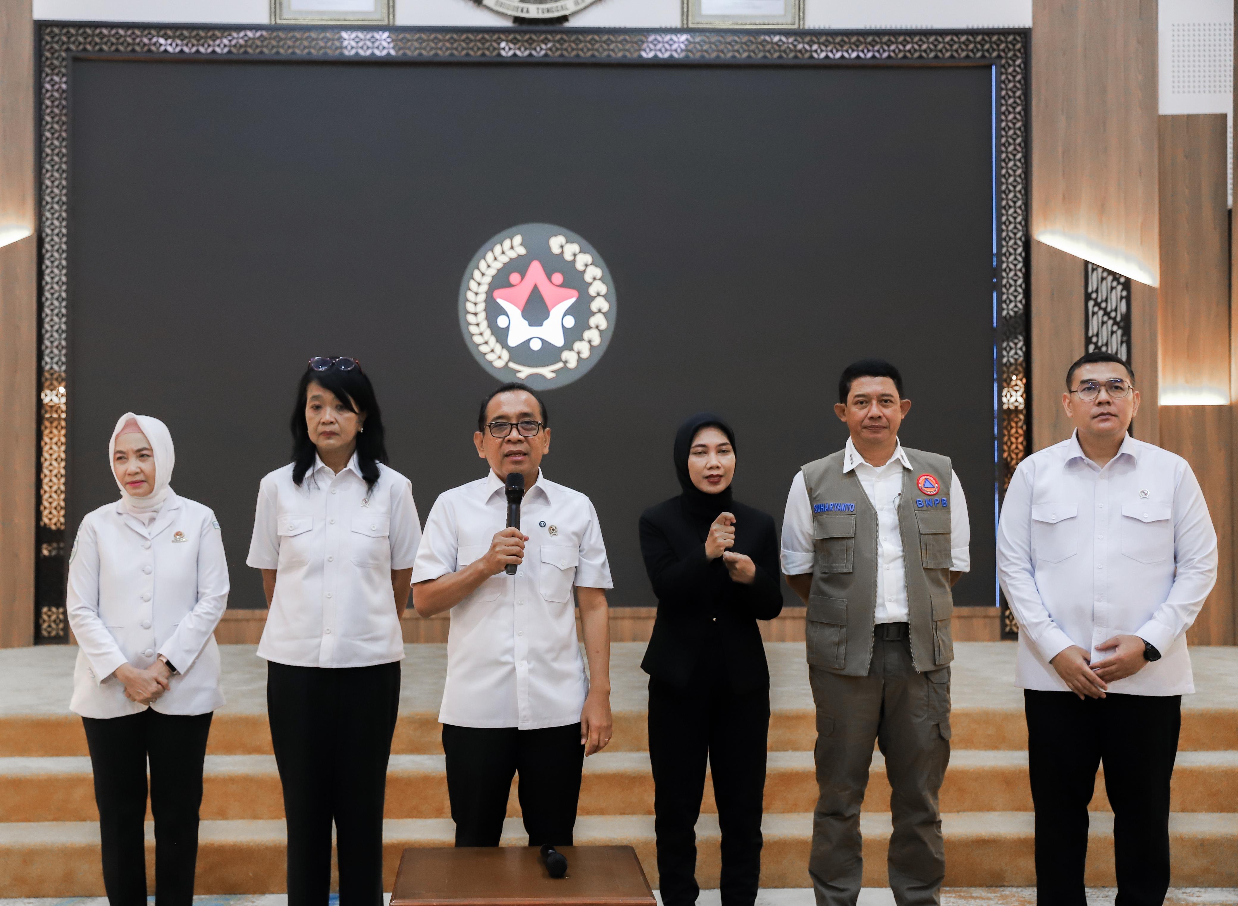 Wamen PU Diana Kusumastuti (dua dari kiri) saat mengikuti rapat di Kemenko PMK. (BeritaNasional/Oke Atmaja)