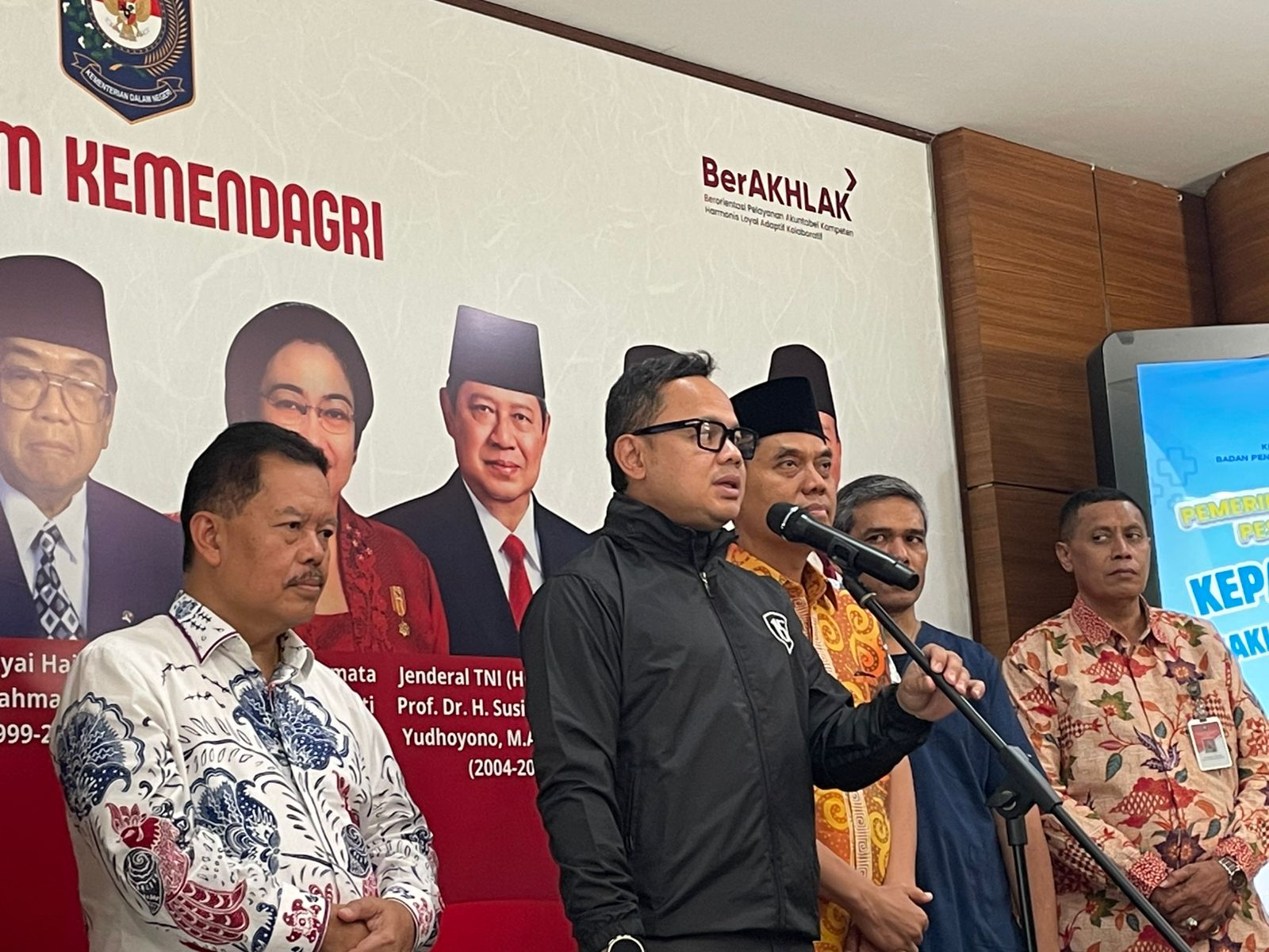 Wamendagri Bima Arya saat diwawancarai . (BeritaNasional/Bachtiarudin)