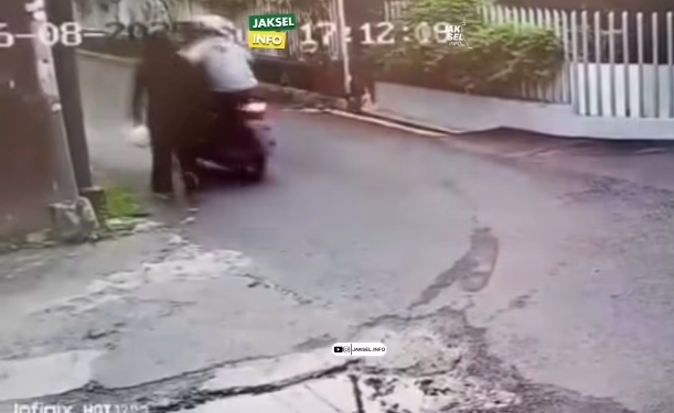 Wanita dijambret di kawasan Kemang, Jakarta Selatan. (Foto/Istimewa)