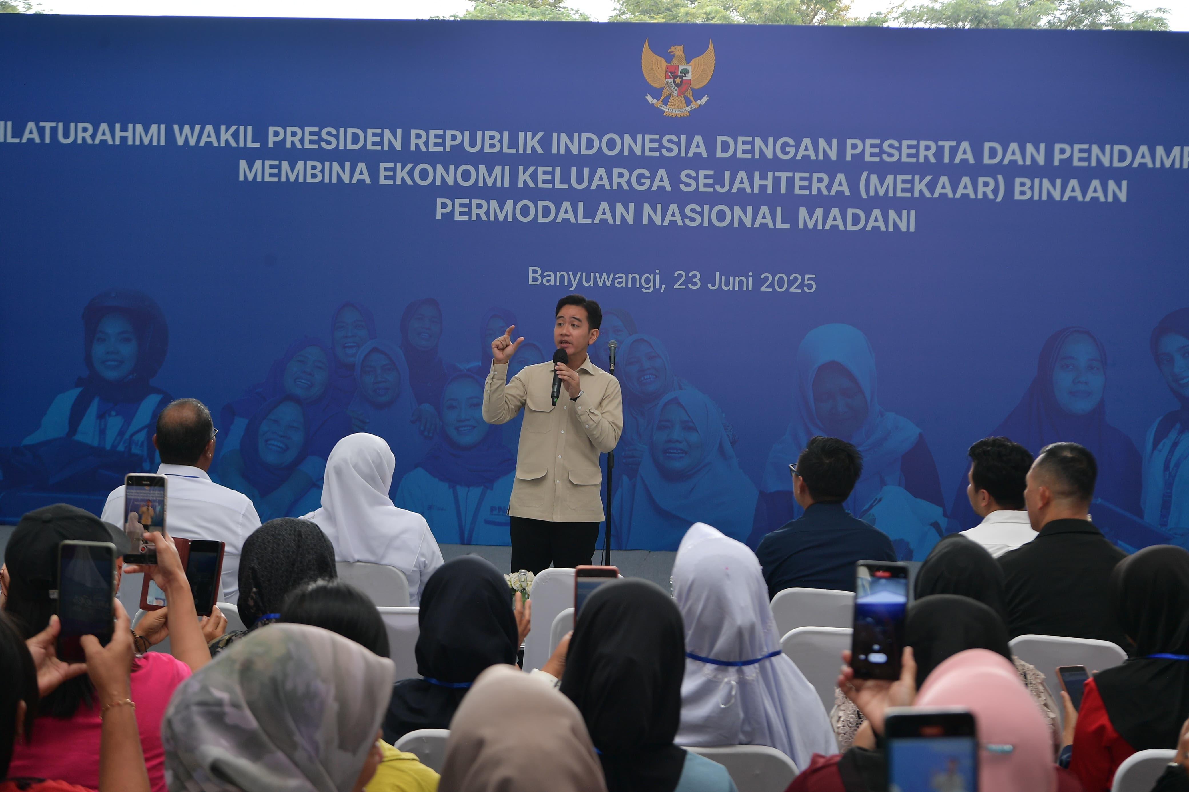 Wakil Presiden (Wapres) Gibran Rakabuming kunjung ke stan-stan UMKM di Lapangan RTH Maron, Banyuwangi, Jawa Timur. (BeritaNasional/Elvis Sendouw/HO Setwapres)