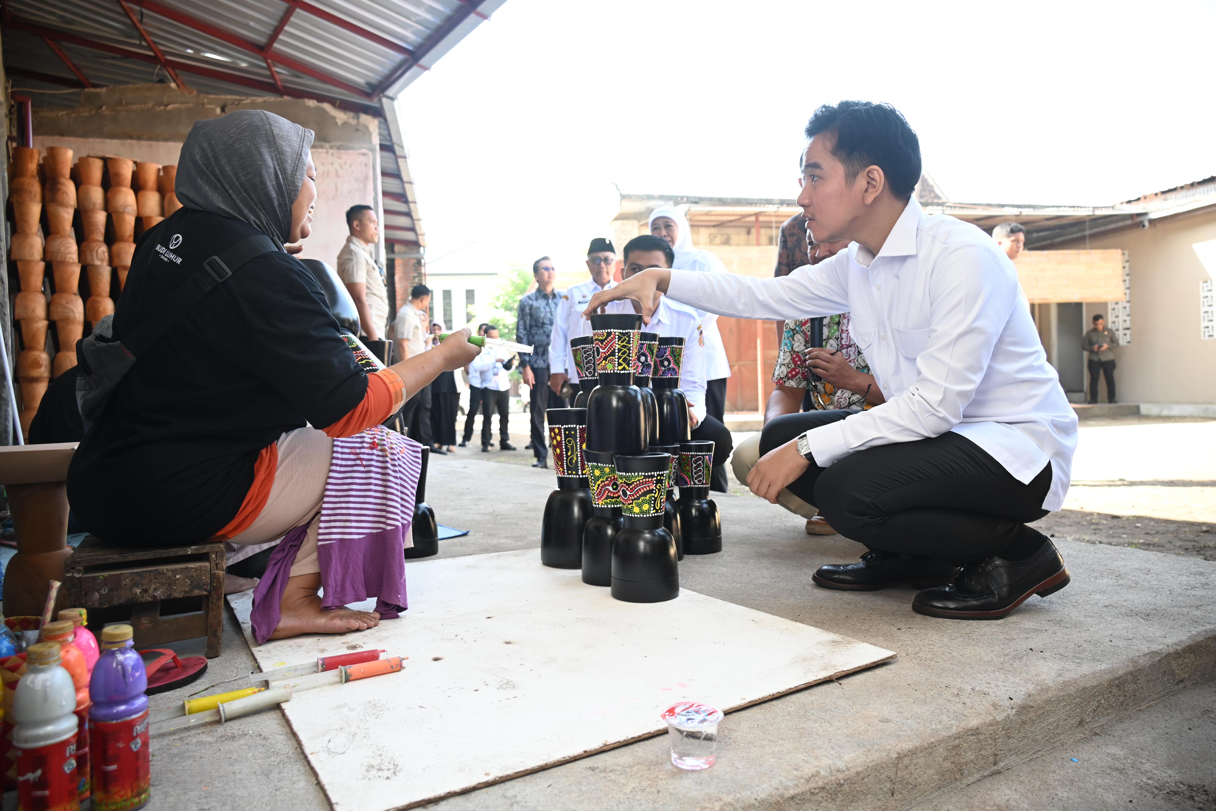 Wapres Gibran Rakabuming Raka (kanan) saat meninjau Sentra Kerajinan Kendang di Blitar. (Foto/Setwapres)
