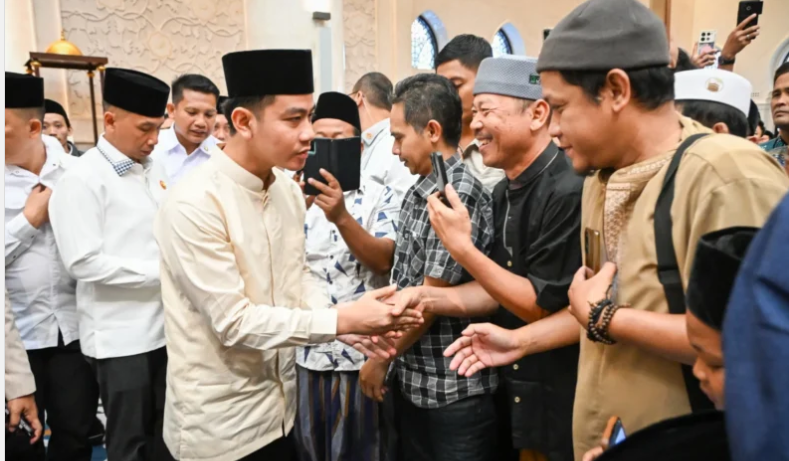 Wapres Gibran Rakabuming Raka bersalaman dengan warga di Masjid Raya Sheikh Zayed Surakarta. (Foto/Setwapres)