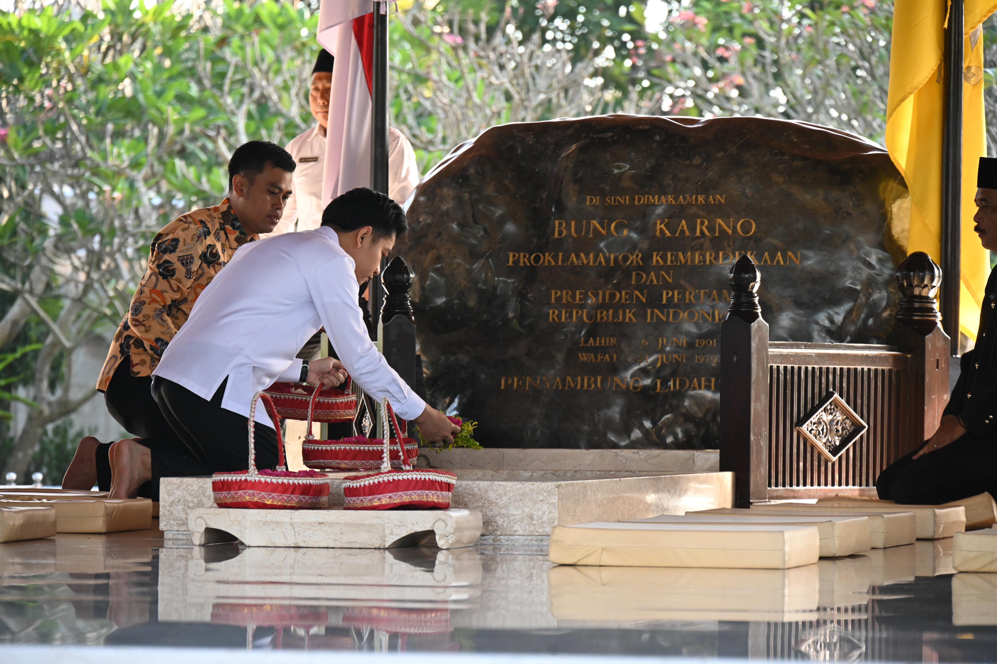 Wapres Gibran Rakabuming Raka berziarah ke makam Bung Karno di Blitar. (Foto/Setwapres)