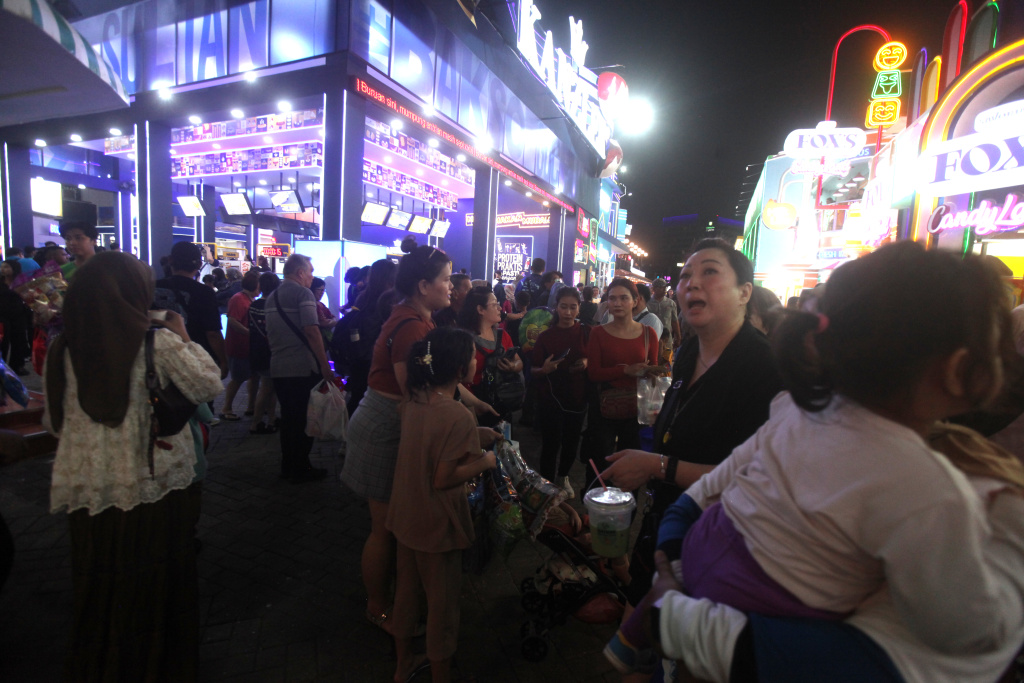 Warga mengunjungi sejumlah stan pada pembukaan Jakarta Fair Kemayoran 2025 di Jakarta International Expo, Kemayoran, Jakarta, Selasa (24/6/2025).  (Beritanasional.com/Oke Atmaja)