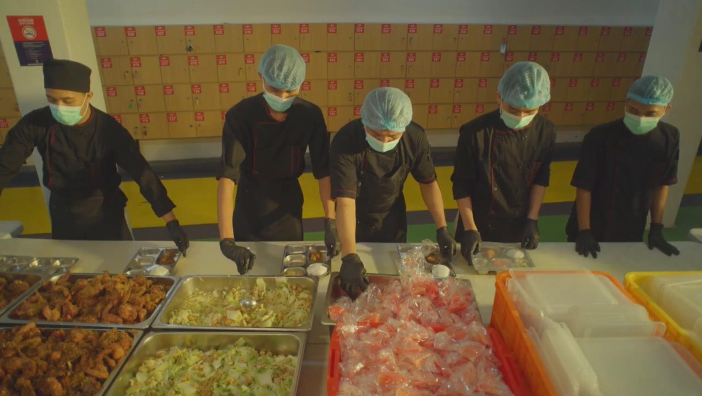 Warga binaan Lapas Sukamiskin membantu memasak dalam program MBG. (Foto/Istimewa)