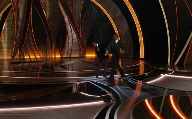 Momen Will Smith menampar komedian Chris Rock di atas panggung Oscars. (Foto/Youtube)