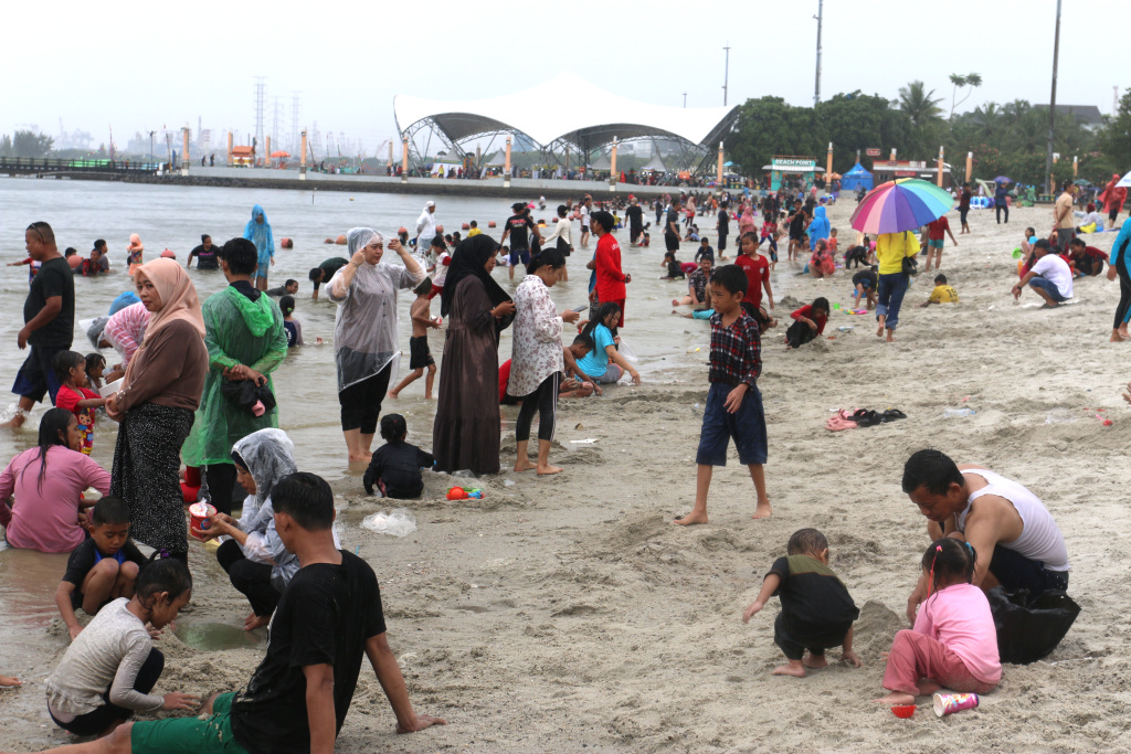Wisatawan berlibur di Pantai Ancol, Jakarta. (BeritaNasional/Oke Atmaja)