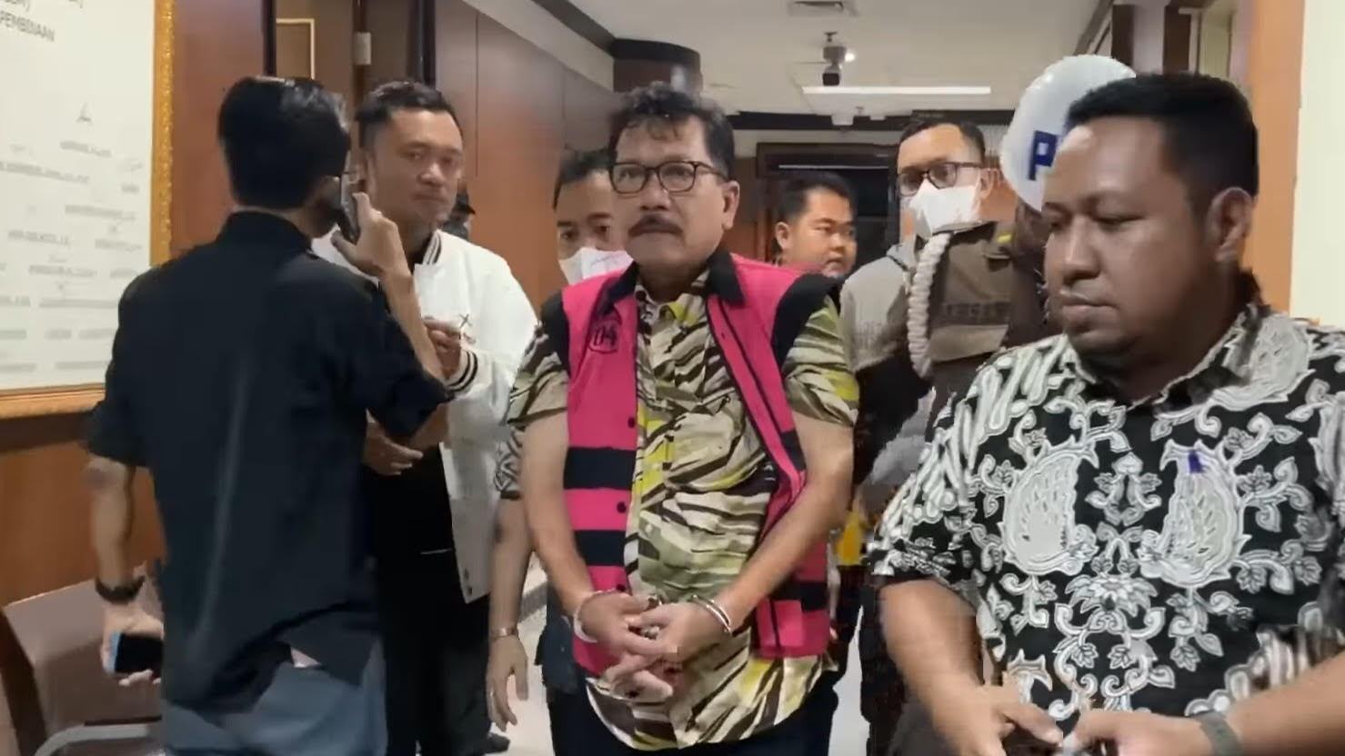 Zarof Ricar Divonis 16 Tahun Penjara Terkait Kasus Vonis Bebas Ronald Tannur Zarof Ricar (rompi pink) divonis 16 tahun penjara terkait kasus vonis bebas Ronald Tannur. (Foto/YouTube Kejagung)