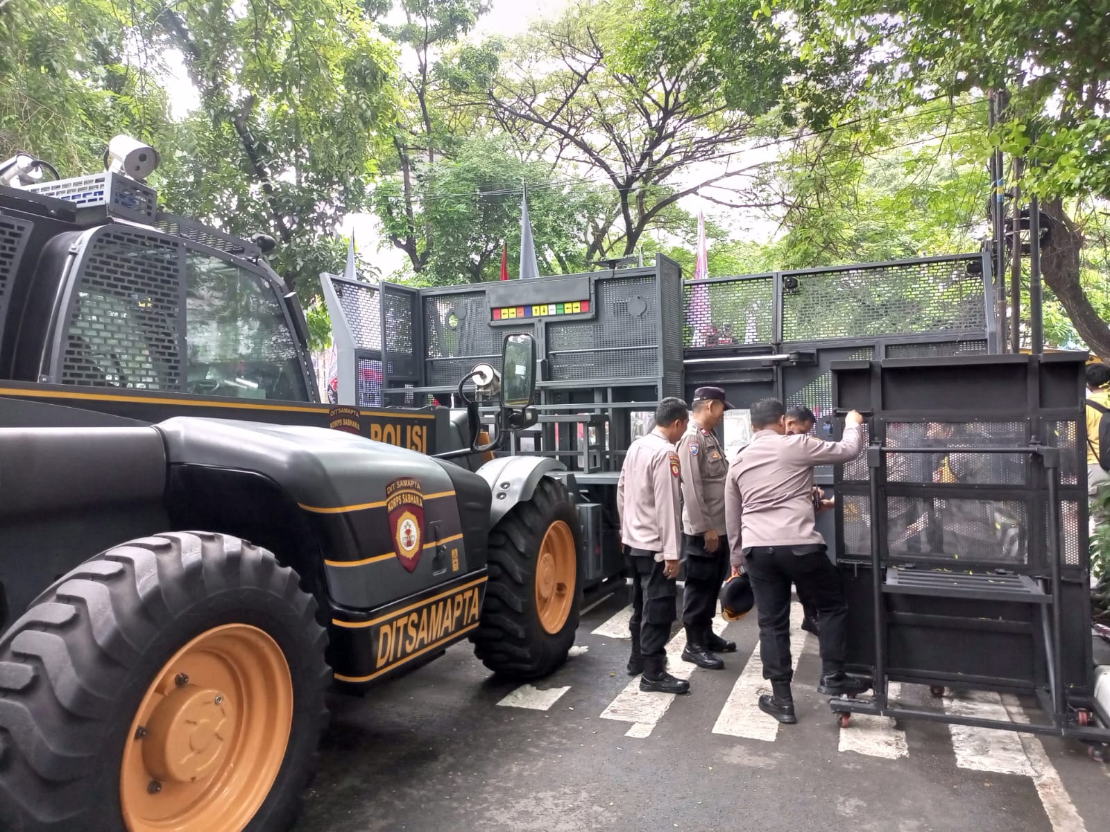 Personel polisi bersiaga mengamankan sidang terdakwa Hasto Kristiyanto di PN Jakpus. (BeritaNasional/Bachtiarudin Alam)