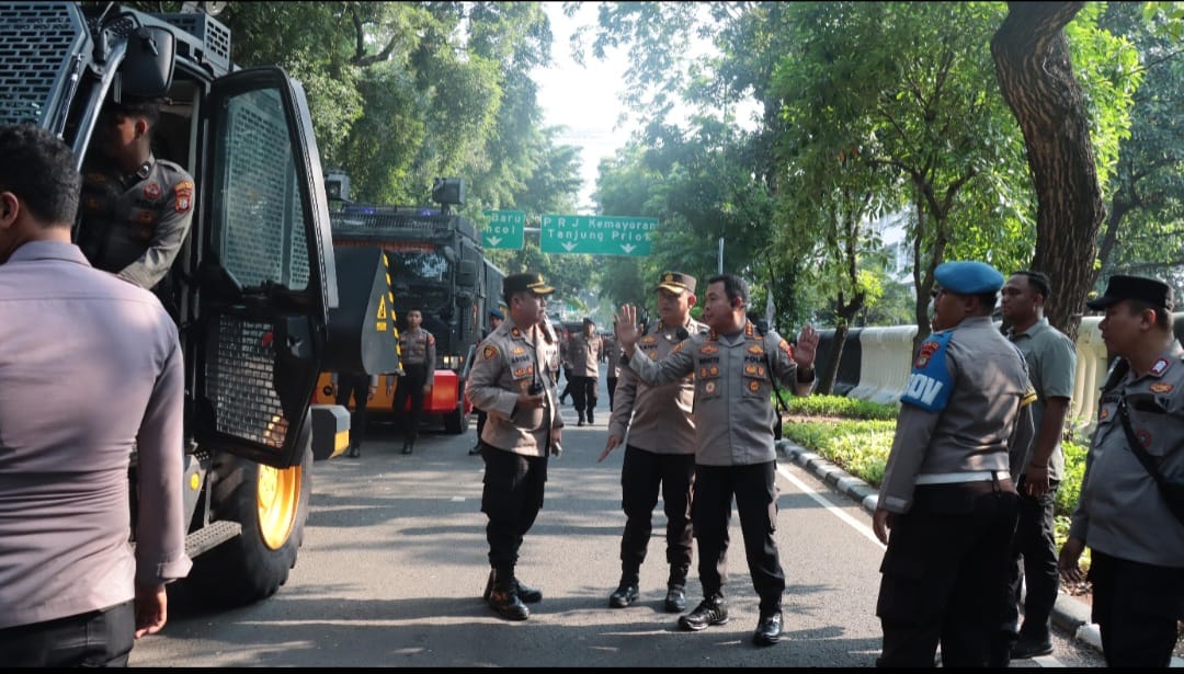 Polisi berkoordinasi di depan PN Tipikor Jakpus mengamankan jalannya sidang pleidoi terdakwa Hasto Kristiyanto. (BeritaNasional/Bachtiarudin)