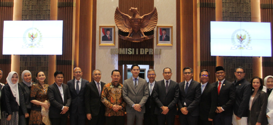 Wakil Ketua Komisi I DPR RI, Budisatrio Djiwandono, foto bersama calon Dubes RI usai menggelar fit and proper test. (Foto/doc. Sinpo)