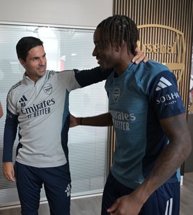 Pemain anyar Arsenal Noni Madueke (kanan) bersama pelatih Mikel Arteta. (Foto/arsenal.com)