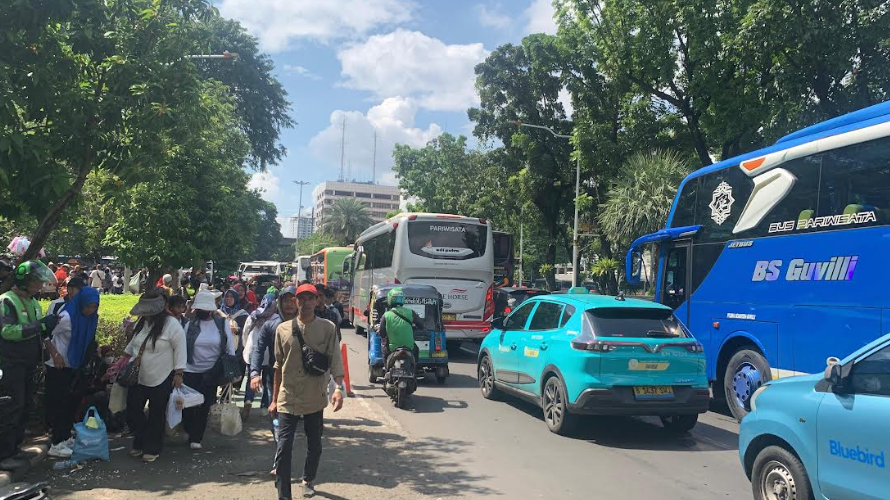 Suasana mobilitas masyarakat yang menghadiri HUT Bhayangkara ke-79 di Monas, Jakarta Pusat, (1/7/2025). (BeritaNasional/Bachtiarudin Alam)
